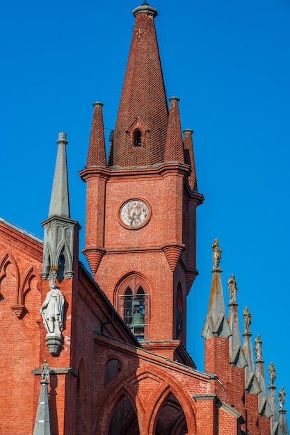 Kościół parafialny San Vittore w starożytnej wiosce Pollentia, Langhe w Piemoncie