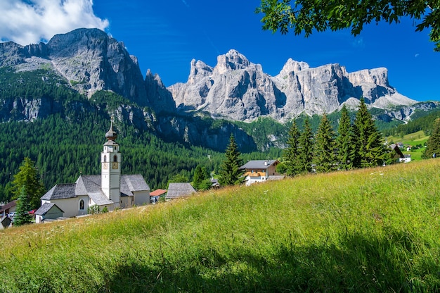 Kościół parafialny w górskiej wiosce Calfusch, w Val Badia, w sercu Dolomitów