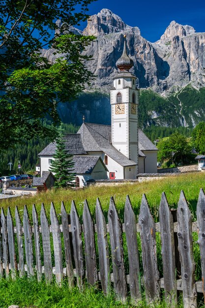 Kościół parafialny w górskiej wiosce Calfusch, w Val Badia, w sercu Dolomitów