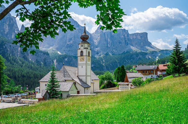 Kościół parafialny w górskiej wiosce Calfusch, w Val Badia, w sercu Dolomitów