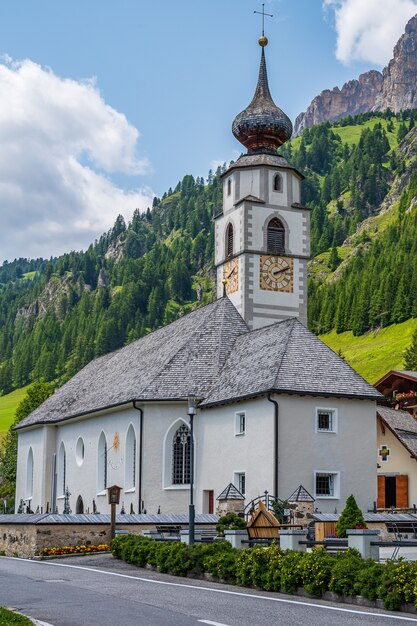 Kościół parafialny w górskiej wiosce Calfusch, w Val Badia, w sercu Dolomitów