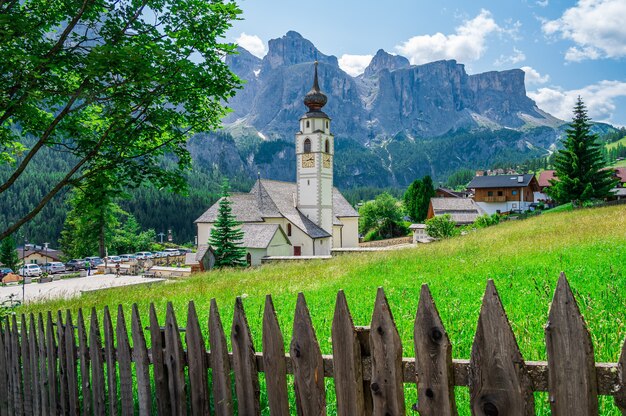 Kościół parafialny w górskiej wiosce Calfusch, w Val Badia, w sercu Dolomitów