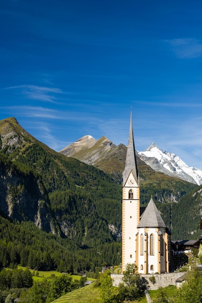 Kościół Pitcuresqe w Austrii Wioska Wysokie Alpy Góry w tle