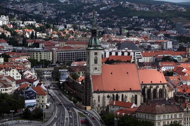 Kościół pośród budynków w mieście