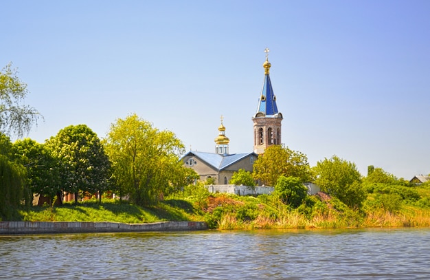 Kościół prawosławny nad rzeką