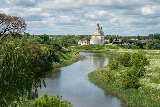 Zdjęcie kościół proroka eliasza na wzgórzu ivanova nad rzeką kamenka w regionie suzdal władimir rosja