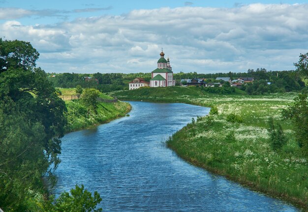 Kościół proroka Eliasza, Suzdal - historyczne centrum miasta jest częścią Złotego Pierścienia Podróży