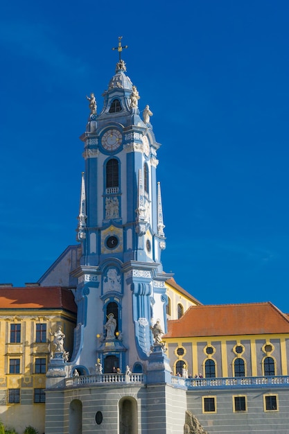 Kościół przeciwko budynkom w mieście