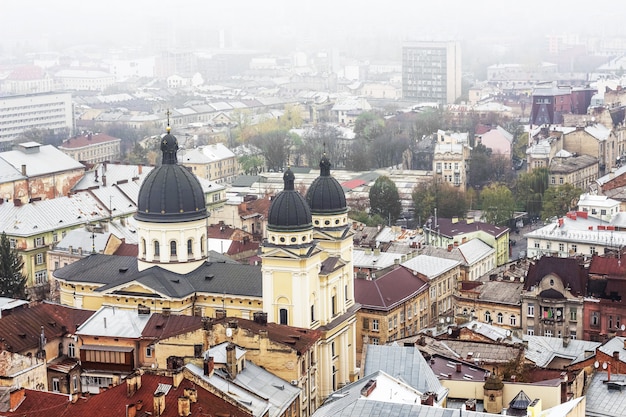 Zdjęcie kościół przemienienia pańskiego we lwowie w mglisty dzień