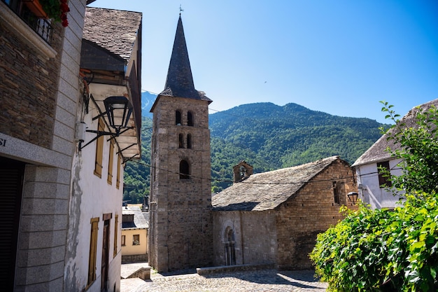 Kościół romański w Dolinie Aran Hiszpania we wsi Bosost Kościół Wniebowzięcia Najświętszej Maryi Panny