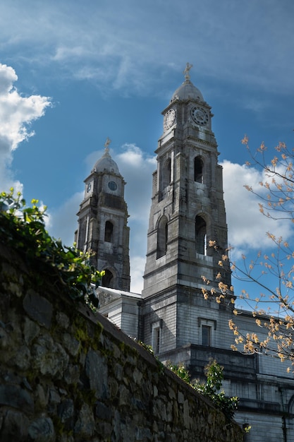 Zdjęcie kościół rzymskokatolicki dwie wieże z zegarem katedra chrystusa króla mullingar irlandia