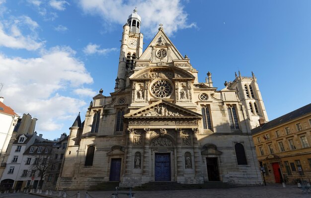 Kościół SaintEtienneduMont w słoneczny dzień Został zbudowany w 14941624 i położony w pobliżu Panteonu Paris Francja