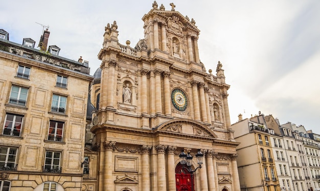 Kościół saintpaulsaintlouis w paryżu we francji