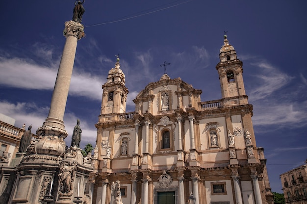 Kościół San Domenico jest drugim najważniejszym kościołem w Palermo po katedrze i znajduje się na placu o tej samej nazwie w dzielnicy La Loggia.