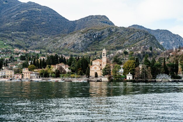 Kościół san lorenzo nad brzegiem jeziora como italy