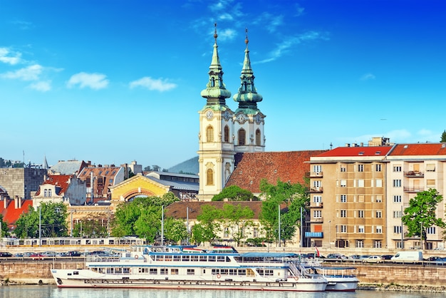 Kościół św. Anny-kościół Katolicki W Budapeszcie, Na Prawym Brzegu Dunaju. Znajduje Się Na Placu Batthyany Pod Wzgórzem Zamkowym