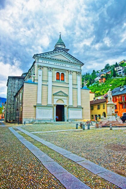 Kościół św. Antoniego Abate w centrum luksusowego kurortu Locarno w kantonie Ticino, Szwajcaria.