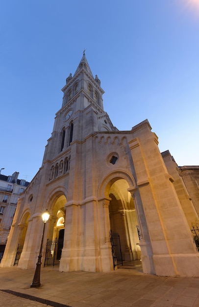 Kościół św. Józefa des Nations został zbudowany w 186774 r. w stylu romańskim Paryż Francja