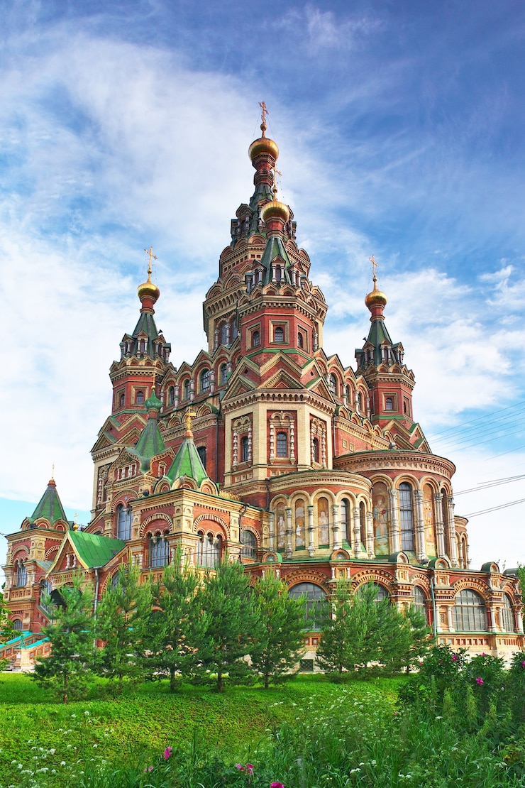 Zdjęcie kościół św. piotra i pawła, peterhof, sankt petersburg, rosja