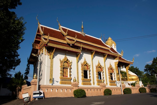 Kościół święceń lub ubosot Wat Phra That Doi Kham lub Świątynia Złotej Góry dla Tajów i zagranicznych podróżników wizyta i szacunek modlący się w Mae Hia w Chiang Mai Tajlandia