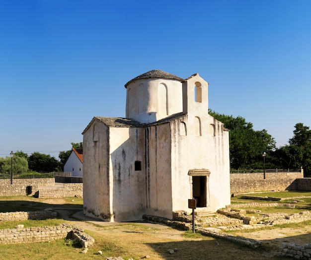 Kościół Świętego Krzyża w historycznym mieście Nin, Północna Dalmacja w Chorwacji. Słynny punkt orientacyjny podróży.