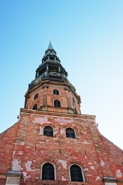 Kościół Świętego Piotra w historycznym centrum starego miasta, Ryga, Łotwa, kraj bałtycki.