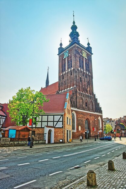 Kościół Świętej Katarzyny w centrum Gdańska, Polska. Ludzie w tle