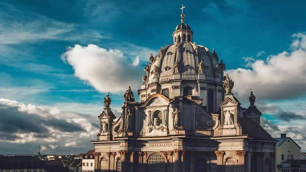 Kościół Theatine pod słońcem i chmurnym niebem w Monachium w Niemczech