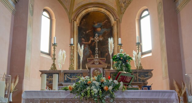 Kościół udekorowany na ceremonię ślubną