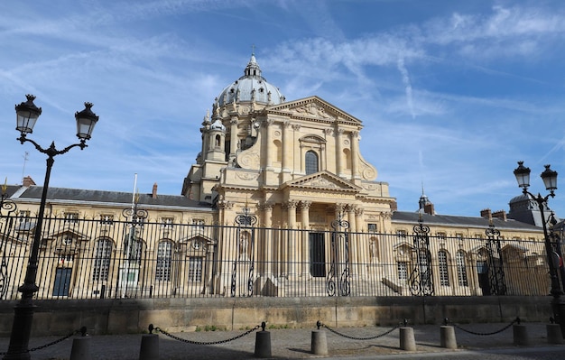 Kościół Val de Grace w słoneczny dzień w Paryżu we Francji