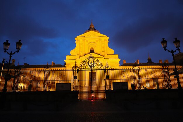 Kościół Val de Grace w słoneczny dzień w Paryżu we Francji