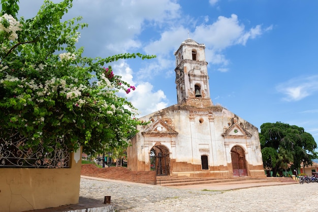 Kościół w małym turystycznym kubańskim miasteczku podczas tętniącego życiem, słonecznego dnia