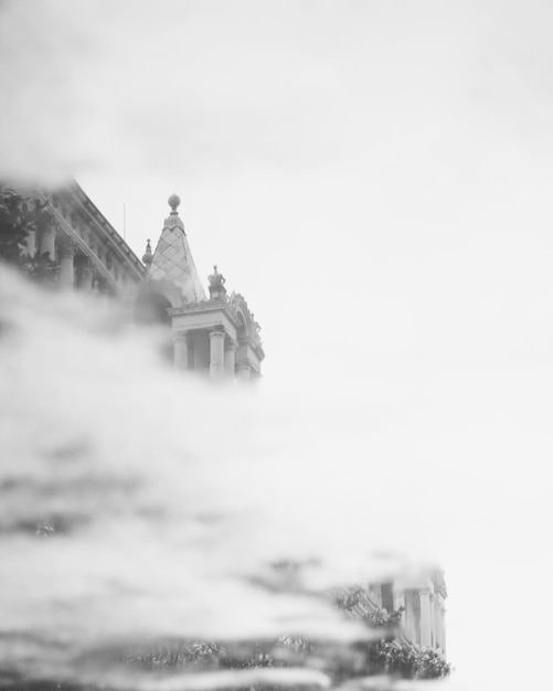 Zdjęcie kościół w mgle na tle nieba