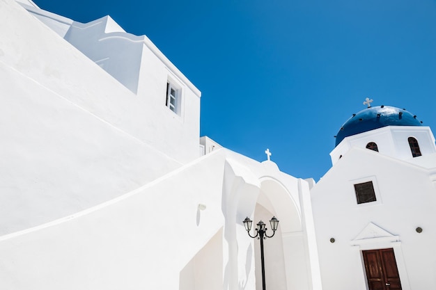 Kościół w miejscowości Imerovigli. Biała architektura na wyspie Santorini, Grecja