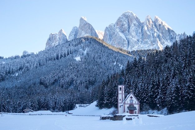 Kościół W śnieżnym Lesie Pod Dolomitami