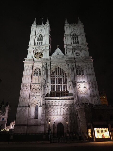 Kościół Westminster Abbey w nocy w Londynie