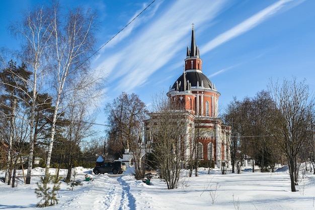 Kościół wiejski zimą na przedmieściach