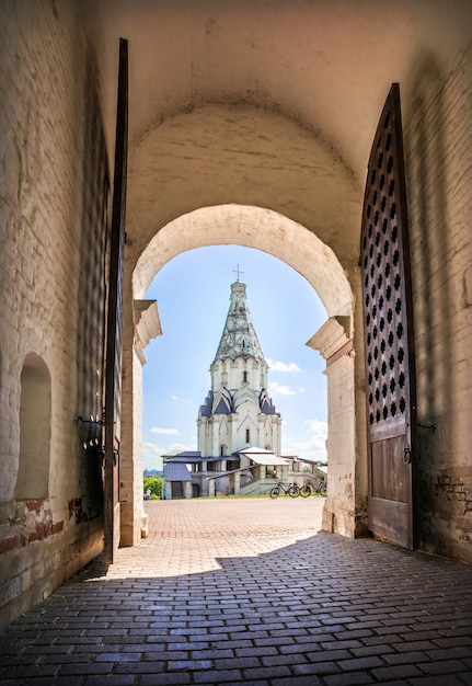 Kościół Wniebowstąpienia Pańskiego W łuku Bramy W Kołomienskoje W Moskwie W Słoneczny Letni Dzień