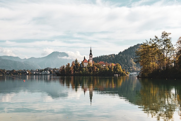 Kościół Wniebowzięcia Nad Jeziorem Bled, Słowenia Z Błękitnym Niebem I Chmurami Jesienią