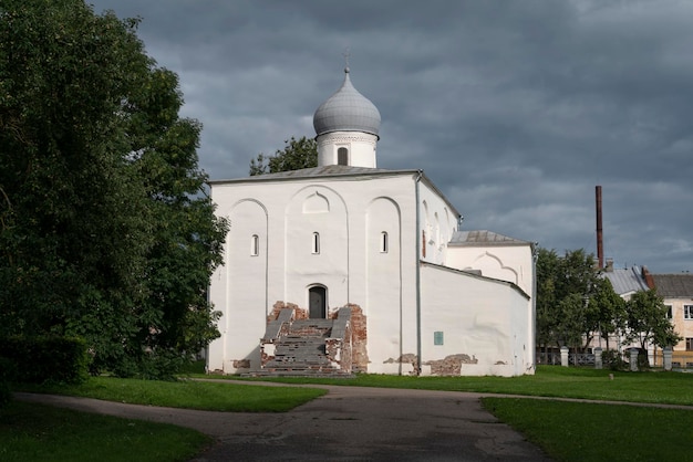 Kościół Wniebowzięcia NMP na Torgu na Yaroslavovo Dvorishche w letni dzień Veliky Novgorod Rosja