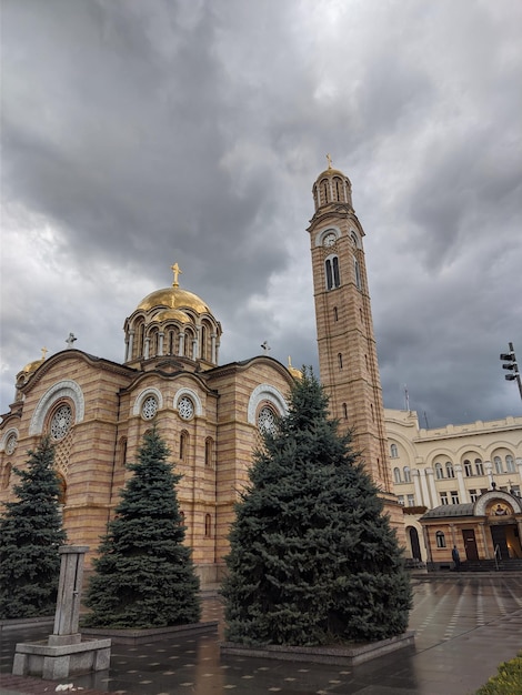 Kościół z wieżą zegarową i dzwonnicą