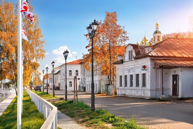 Kościół Zmartwychwstania Pańskiego i stare budynki na skarpie w miejscowości Ples