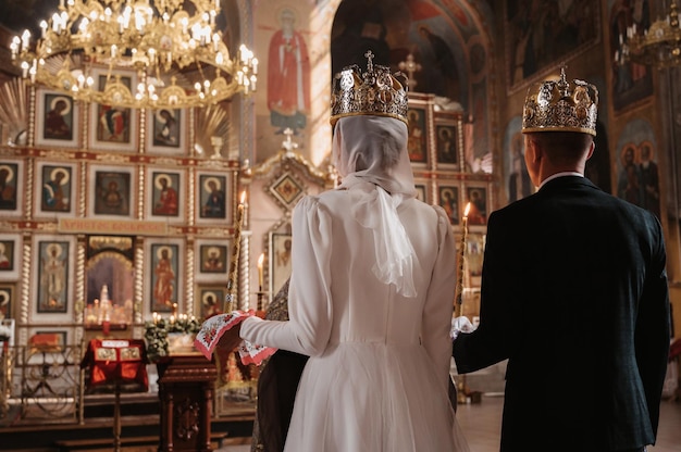 KOŚCIÓŁ ZMARTWYCHWSTANIA VICHUGA ROSJA 08.05.2022 Para młoda w cerkwi podczas ceremonii zaślubin