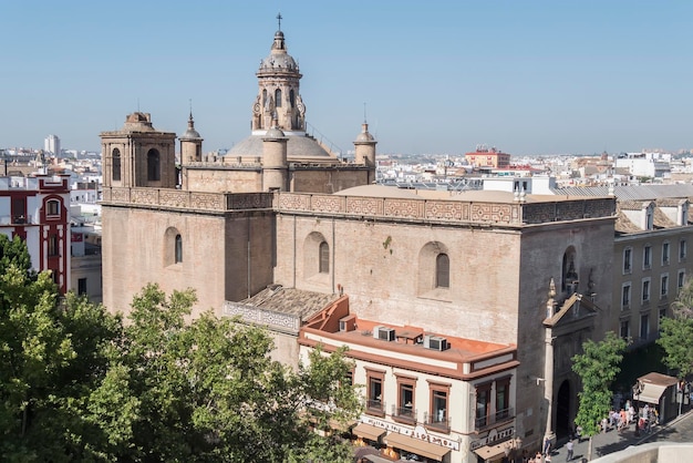 Kościół Zwiastowania NMP i katedra Giralda w tle Sewilla Hiszpania