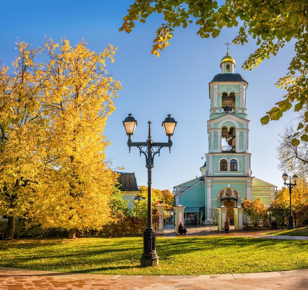 Kościół Życiodajnej Wiosny w Caricynie w Moskwie w jasny słoneczny jesienny poranek