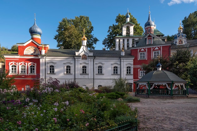 Kościoły Sretensky I Zwiastowania Wielka Dzwonnica Zakrystia I święta Studnia Zaśnięcia Najświętszej Maryi Panny Pskow Pechersk Monaster W Słoneczny Letni Dzień Peczory Region Pskowski Rosja