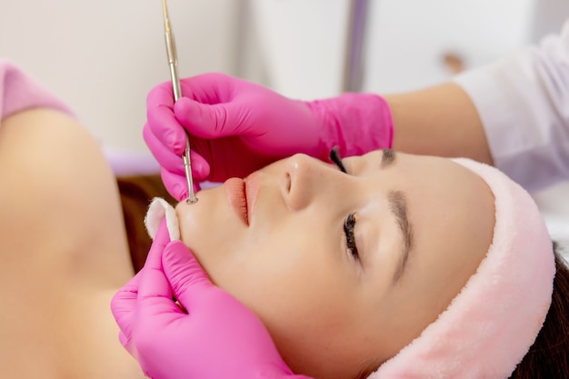 Kosmetolog W Salonie Kosmetycznym Spa Wykonuje Leczenie Trądziku Przy Użyciu Instrumentu Mechanicznego.