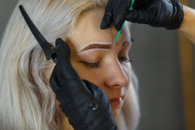 Kosmetolog Wykonujący Makijaż Permanentny Na Brwi - Tatuaż Na Brwi Microblading