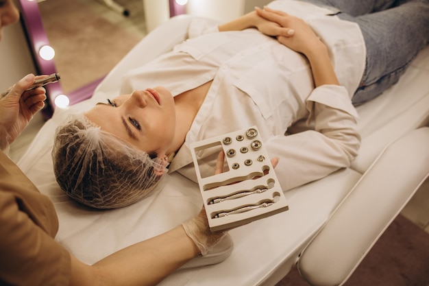 Zdjęcie kosmetolog wykonuje zabieg mikrodermabrazja skóry twarzy pięknej młodej kobiety w gabinecie kosmetycznymkosmetologia i profesjonalna pielęgnacja skóry