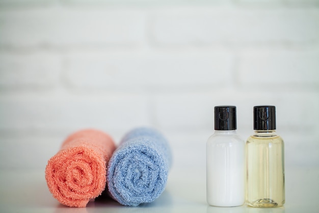 Kosmetyczni Produkty I Bawełniani Ręczniki Na Białym Drewnianym Stole W Piękno Salonie